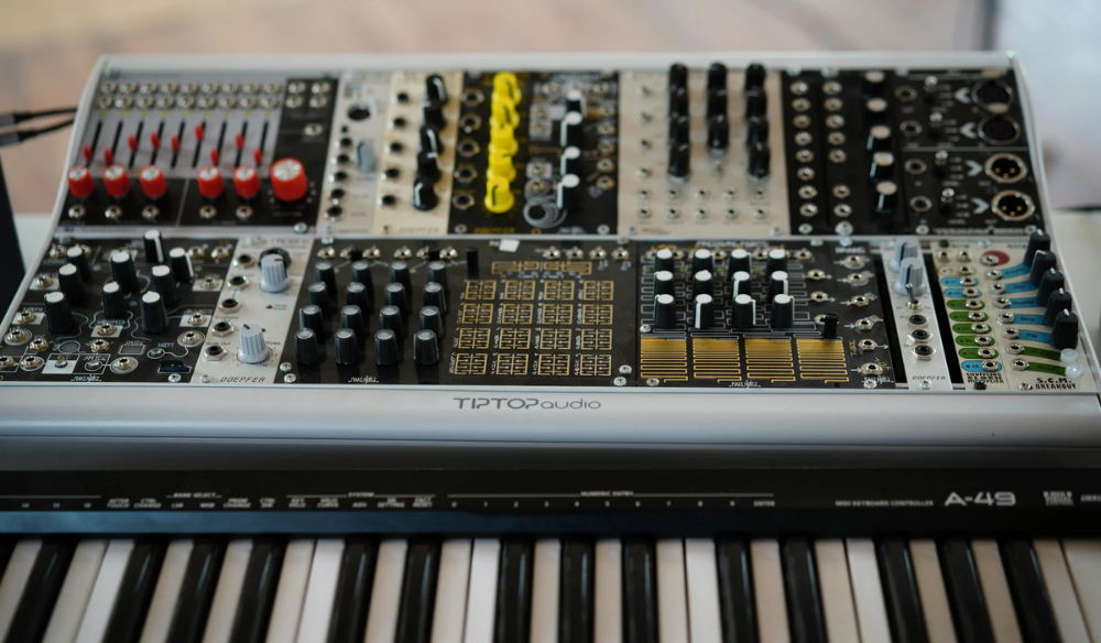 Synthesiser and mixing gear above a piano keyboard